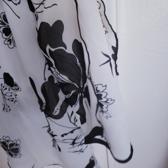 Floral, Flowy, Bell Sleeve, Asymmetrical Blouse - Picture 7 of 8